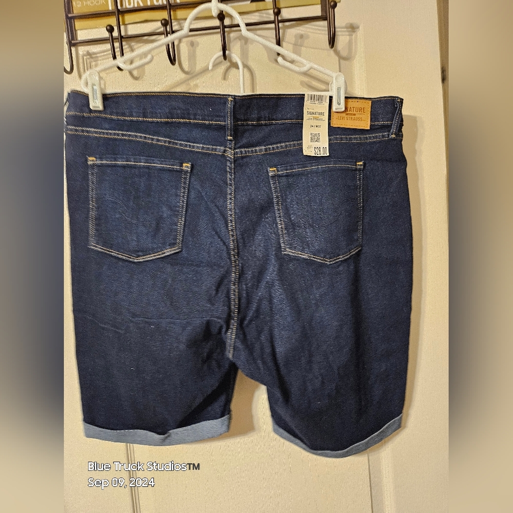 Levis Signature Gold Label Mid Rise Bermuda Jean Shorts NWT Plus Size 24W - Picture 2 of 11